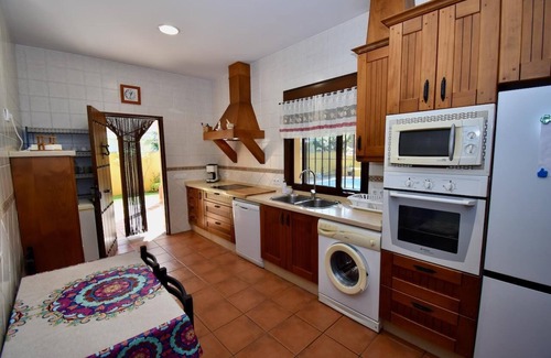 Chiclana de la Frontera Villa | Villa Pinto con fabuloso jardín, area de barbacoa y piscina