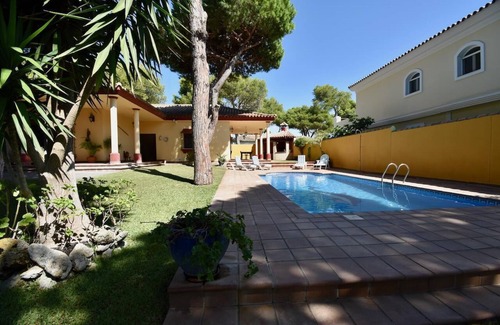 Chiclana de la Frontera Villa | Villa Pinto con fabuloso jardín, area de barbacoa y piscina