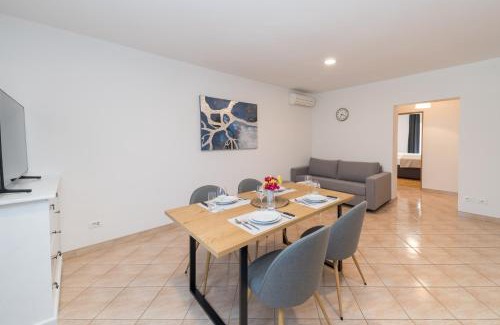 Vilanija Apartamento | Villa Esea: Poolside Paradise & Relaxing Retreats