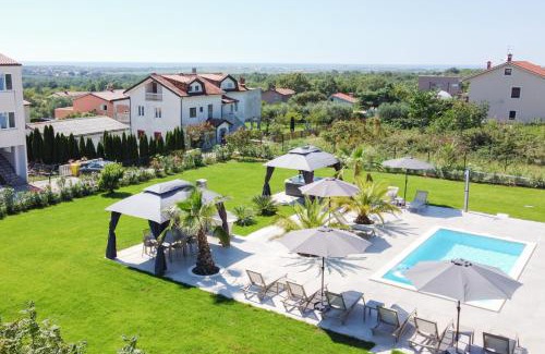 Vilanija Apartamento | Villa Esea: Poolside Paradise & Relaxing Retreats