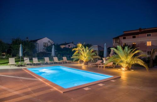 Vilanija Apartamento | Villa Esea: Poolside Paradise & Relaxing Retreats