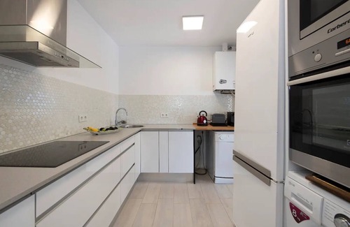 Castelldefels Casa | Villa 'Ethel' con vistas a la montaña, Wi-Fi y aire acondicionado