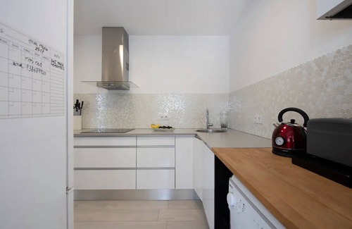Castelldefels Casa | Villa 'Ethel' con vistas a la montaña, Wi-Fi y aire acondicionado