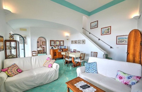 Positano Villa | Villa Eunice: Una espléndida villa de dos pisos ubicada en la costa alta frente al mar.