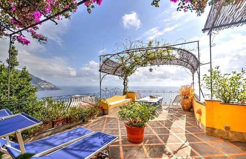 Positano Villa | Villa Eunice: Una espléndida villa de dos pisos ubicada en la costa alta frente al mar.
