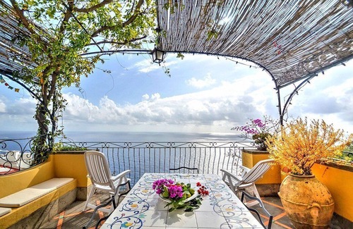 Positano Villa | Villa Eunice: Una espléndida villa de dos pisos ubicada en la costa alta frente al mar.