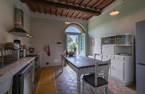Montecchio Villa | Villa Evarne: Una elegante y acogedora villa de dos pisos rodeada de vegetación.