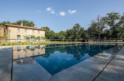 Montecchio Villa | Villa Evarne: Una elegante y acogedora villa de dos pisos rodeada de vegetación.