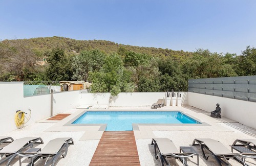 Canyelles Villa | Villa 'Familiar con Piscina a 5min de Sitges' con vistas a la montaña, Wi-Fi y aire acondicionado