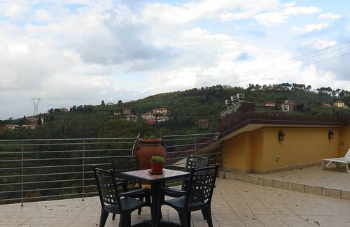 San Baronto Casa | Villa Floriana B: Un apartamento elegante y acogedor rodeado de un hermoso paisaje.