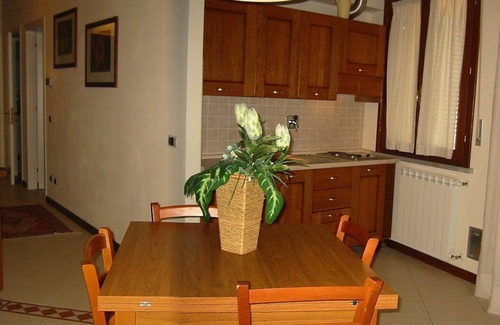San Baronto Casa | Villa Floriana F: Un apartamento elegante y acogedor rodeado de un hermoso paisaje.