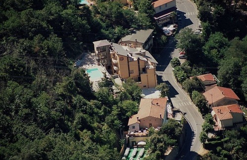 San Baronto Casa | Villa Floriana F: Un apartamento elegante y acogedor rodeado de un hermoso paisaje.