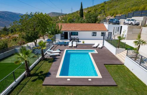 Srinjine Villa | Villa Florinda with Pool and Prime Location near Split