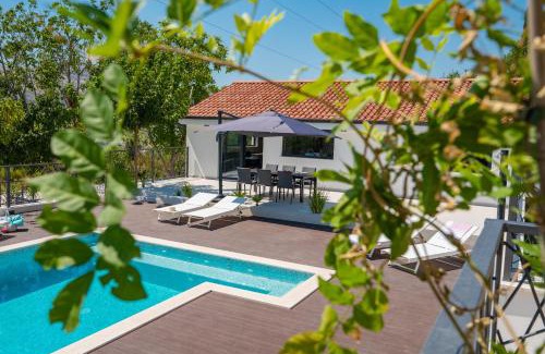 Srinjine Villa | Villa Florinda with Pool and Prime Location near Split