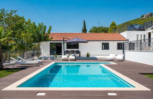 Srinjine Villa | Villa Florinda with Pool and Prime Location near Split