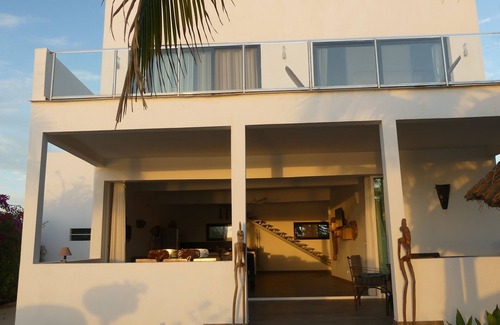 Mbour Villa | Villa de pie en el agua, frente al mar