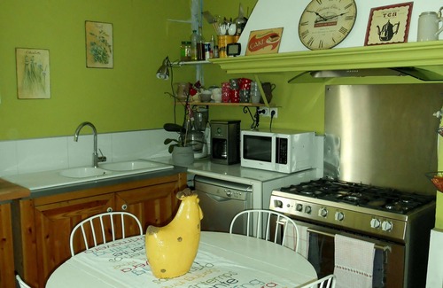 12th Arrondissement Villa | Antigua villa de 4-6 personas, jardín / piscina, zona tranquila, inglés hablado