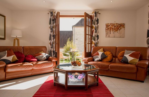 Brantome-en-Perigord Casa | Villa for 1-10 in Dordogne, resto across the lawns and just a stroll to Brantome