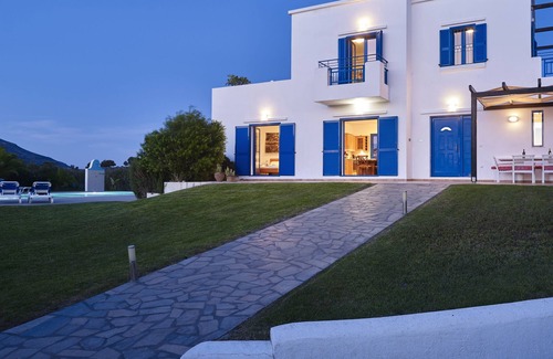 Pefkos Villa | Villa en seis. Gran piscina, vistas al mar, jardines con césped. Cerca de la playa y las instalaciones.