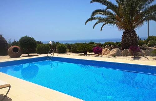 Peyia Town Villa | Villa Foster - Villa vacacional de 4 dormitorios en Peyia con vistas abiertas al mar