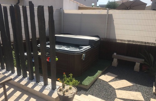 Saint-Laurent-d'Aigouze Villa | Villa with jacuzzi near the beaches