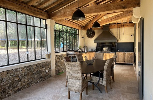 Saint-Quentin-la-Poterie Villa | Villa Spacieuse, Belle Véranda et Jardin Ombragé