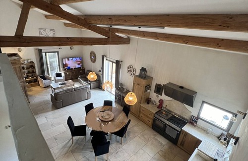 Saint-Quentin-la-Poterie Villa | Villa Spacieuse, Belle Véranda et Jardin Ombragé