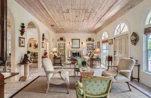 Southside Casa | Villa Gardenia - Peaceful Garden Oasis with Open Floor Plan
