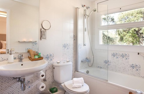 Sant Just Desvern Villa | Villa Gaudi - Villa de 6 dormitorios de 620 metros en la cima de una colina