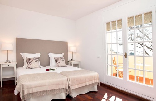 Sant Just Desvern Villa | Villa Gaudi - Villa de 6 dormitorios de 620 metros en la cima de una colina