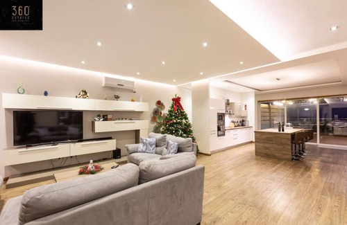 Santa Maria Estate Casa | Villa GEM with in/Outdoor Pool & SPA + Billiard