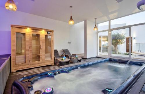 Santa Maria Estate Villa | Villa Ghea - Indoor Jacuzzi Pool, Sauna and Games Room