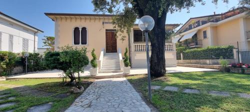 Marina di Massa Cama Y Desayuno | Villa Gioietta