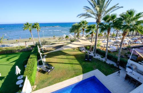 Oroklini Villa | Villa Goldfish - 5BR Beachfront Luxury with Pool & Jacuzzi