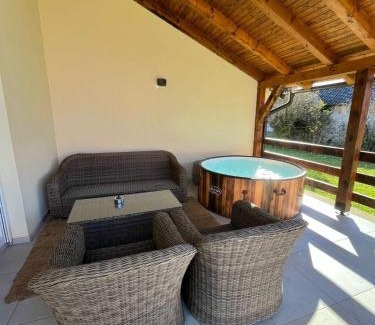 Plaski Casa | Villa Green house - shared pool & BBQ