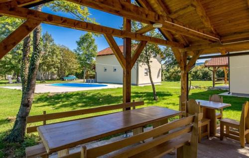 Plaski Casa | Villa Green house - shared pool & BBQ