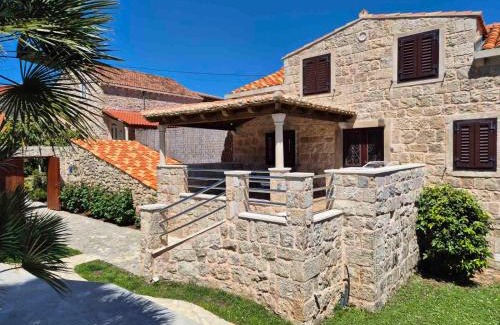 Popovici Villa | Villa Guardian