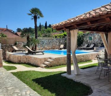 Popovici Villa | Villa Guardian