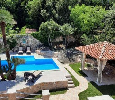 Popovici Villa | Villa Guardian