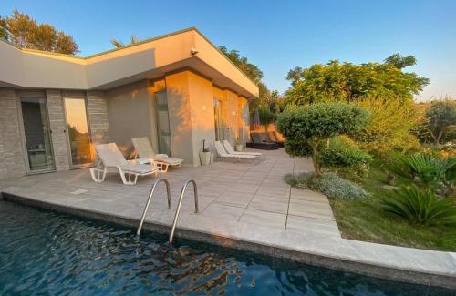 Ishem Villa | Villa Hana With Pool