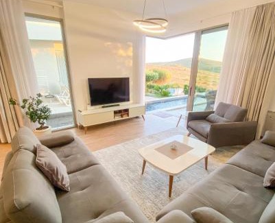 Ishem Villa | Villa Hana With Pool