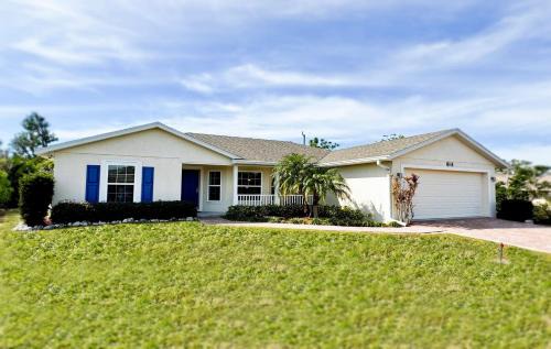 South Venice Casa | Villa Happy Gator - Relaxing Pool Retreat with Minutes to Beaches