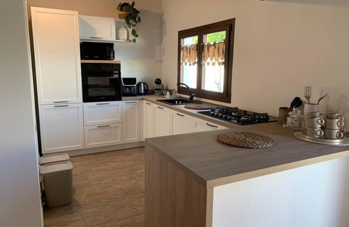Quartu Sant'Elena Villa | Villa 'Harmony' con terraza privada, Wi-Fi y aire acondicionado