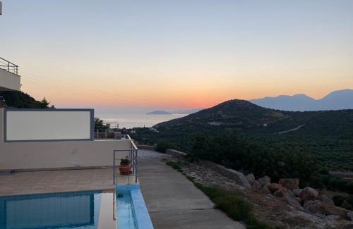 Vathi Casa | Villa Hibiscus, piscine privée avec une vue splendide