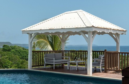 Le Moule Villa | VILLA DE VACACIONES con piscina y vistas al mar, perfecta para grupos