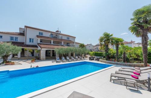 Mali Maj Casa | Villa Hope - Apartments with Shared Pool