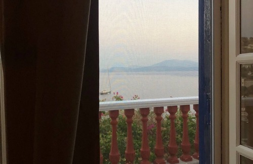 Hydra Villa | Villa Hydra Estrella is Offers views of the port and town