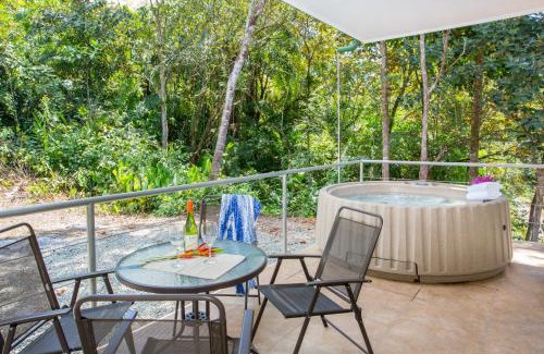 Parrita Casa | Villa Iguana - Great place & privacy with Jacuzzi & WiFi