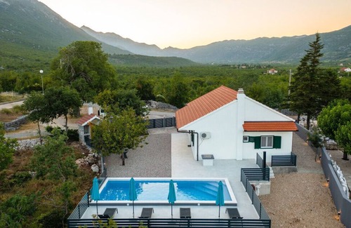 Rascane Villa | Villa Ika by Villas Guide