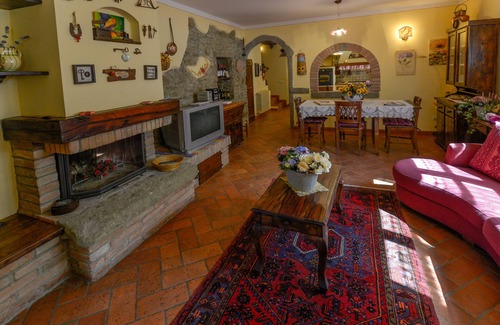 Ferretto Villa | Villa en una zona montañosa rodeada de vegetación con piscina y vistas impresionantes.